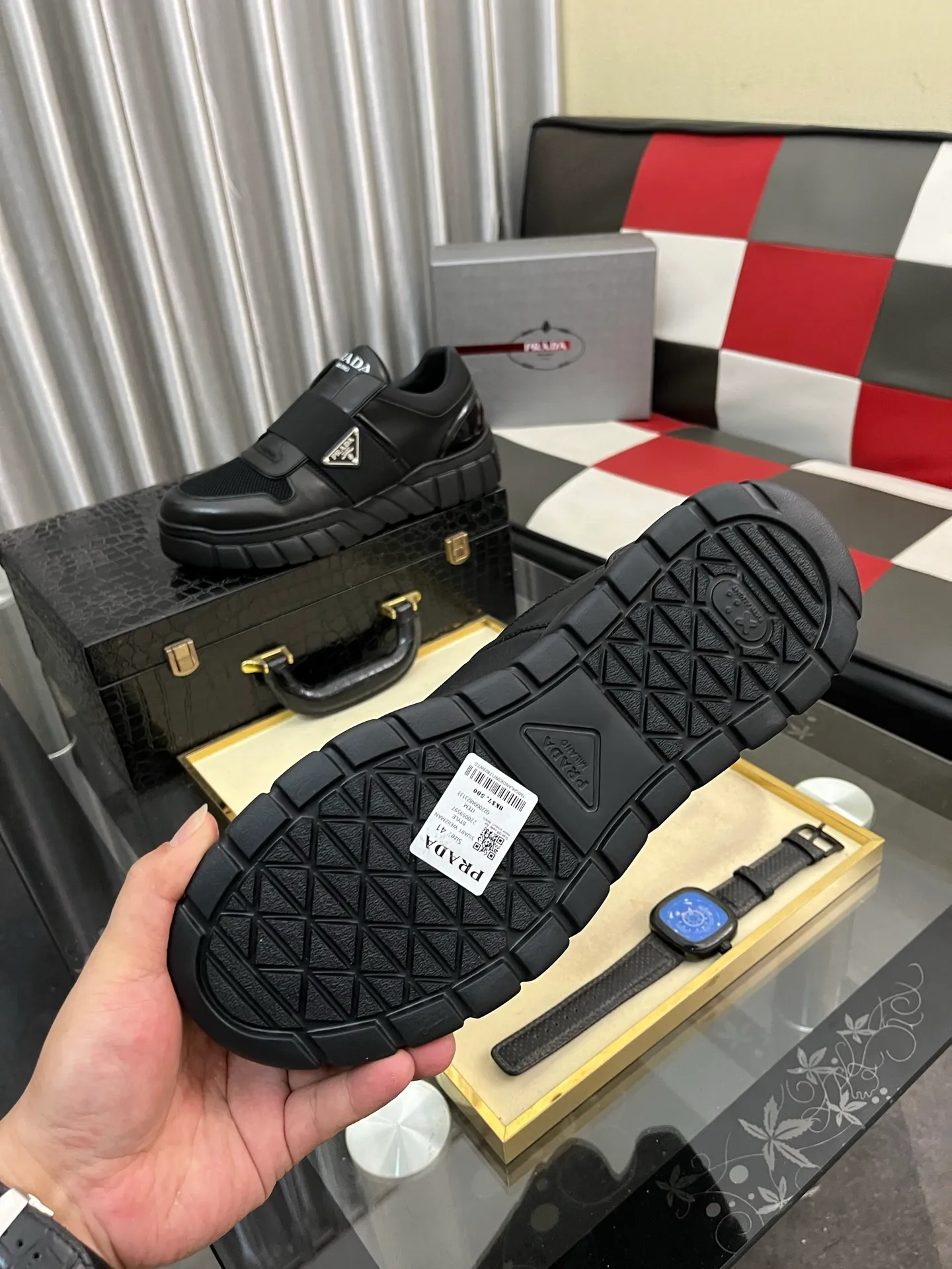 Men's shoes 💰: 560⌚⌚ high version. High-quality new PRADA counters are launched simultaneously. The new men's shoes and 😘 fabrics are selected from first-layer cowhide. Lining: Imported cowhide leather lining. 👍🏿High-end☄️Open-molded non-slip rubber outsole, exquisite lines, simple and elegant, comfortable and high-end for leisure travel. Number of yards: 38 to 44. (Can be customized for 45 non-refundable)